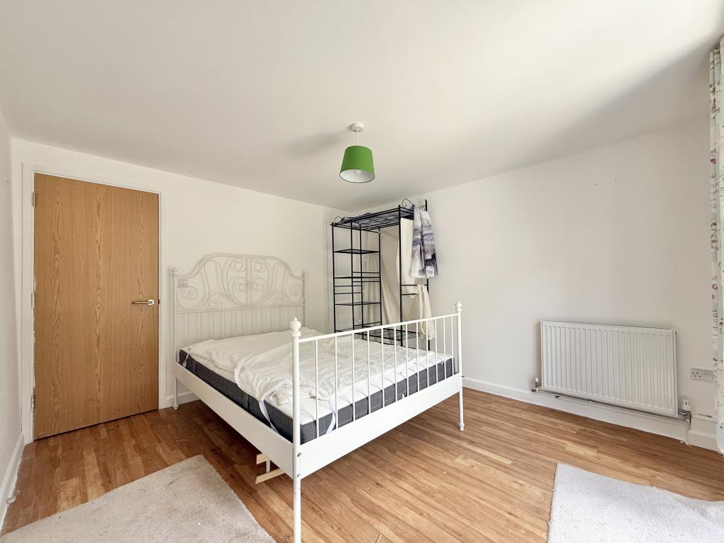 Lot: 23 - RESIDENTIAL INVESTMENT COMPRISING THREE FLATS - Flat 2 bedroom one